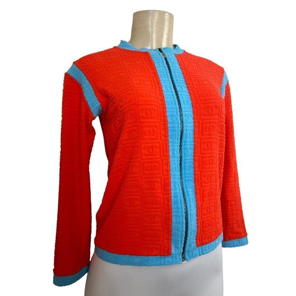 Rihanna in Rare Vintage CHANEL CC Logo Cropped Long Sleeve Sweater Jacke… - Picture 8 of 17